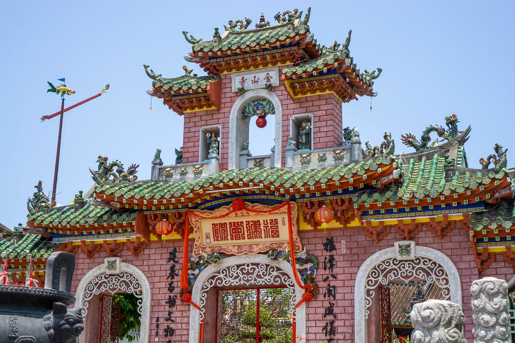 Steintor der Fujian-Versammlungshalle und Phuc Kien Pagode mit vielen Verzierungen, Laternen und Statuen in der Altstadt von Hoi An, Vietnam