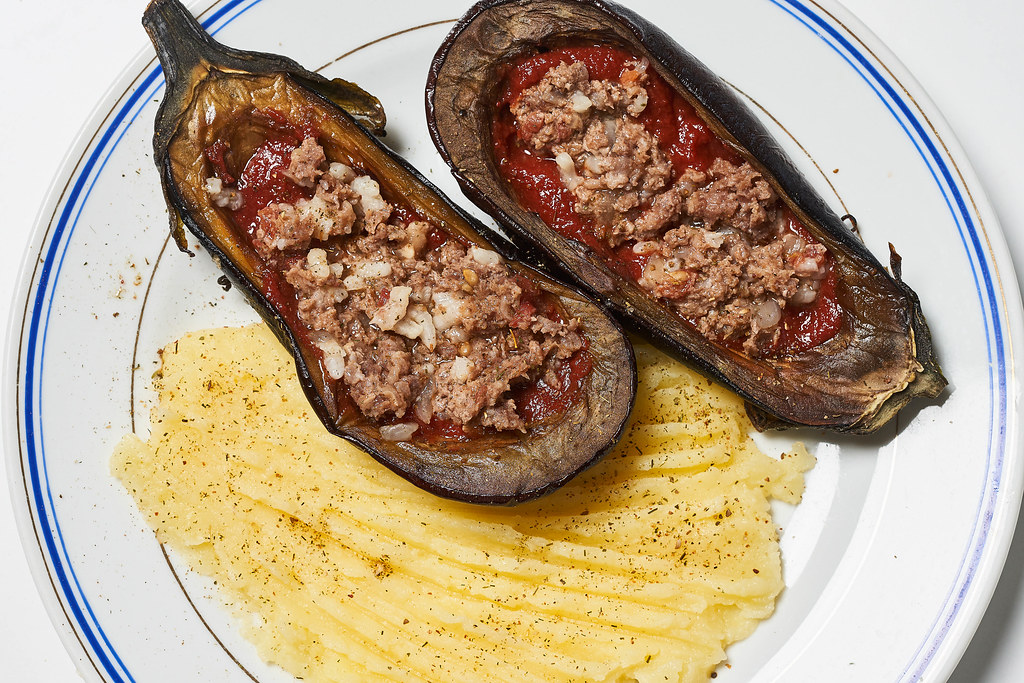 Stuffed with minced meat eggplant - delicious healthy lunch
