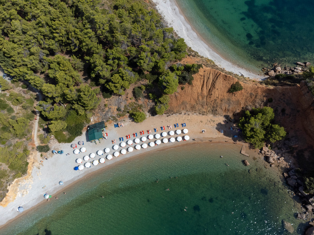 The spectacular landscape at Kokkinokastro on Alonnisos: bird's eye view of beach and reddish cliffs