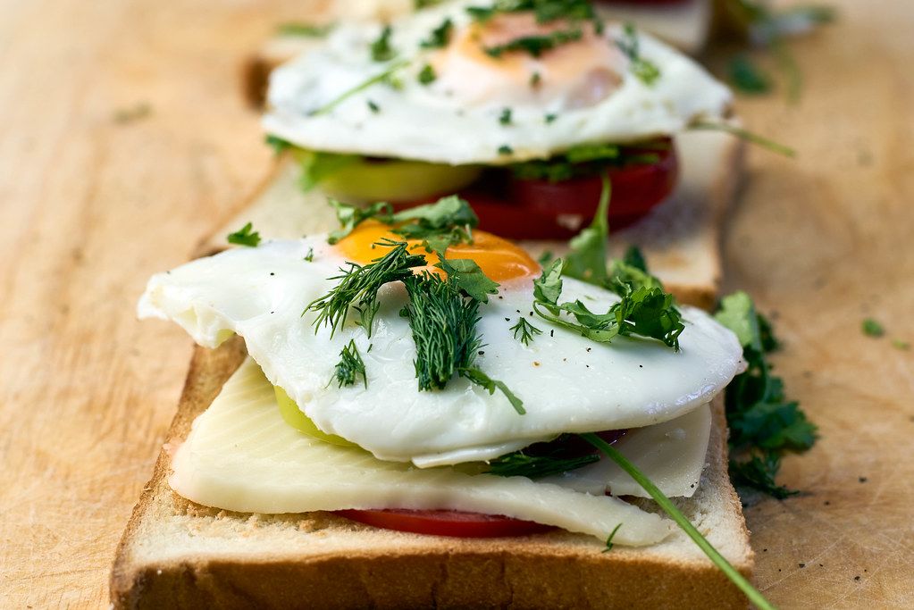 Toasted bread with mozzarella, eggs and tomatoes