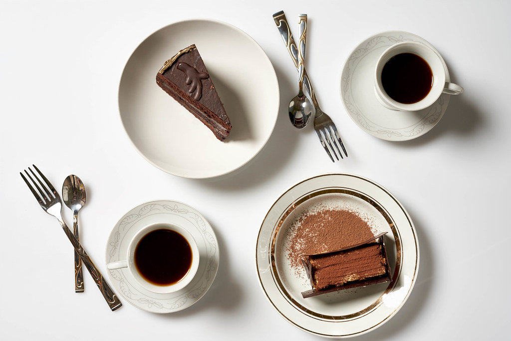 Torte und Kaffee für zwei: Aufnahme von oben vor weißem Hintergrund