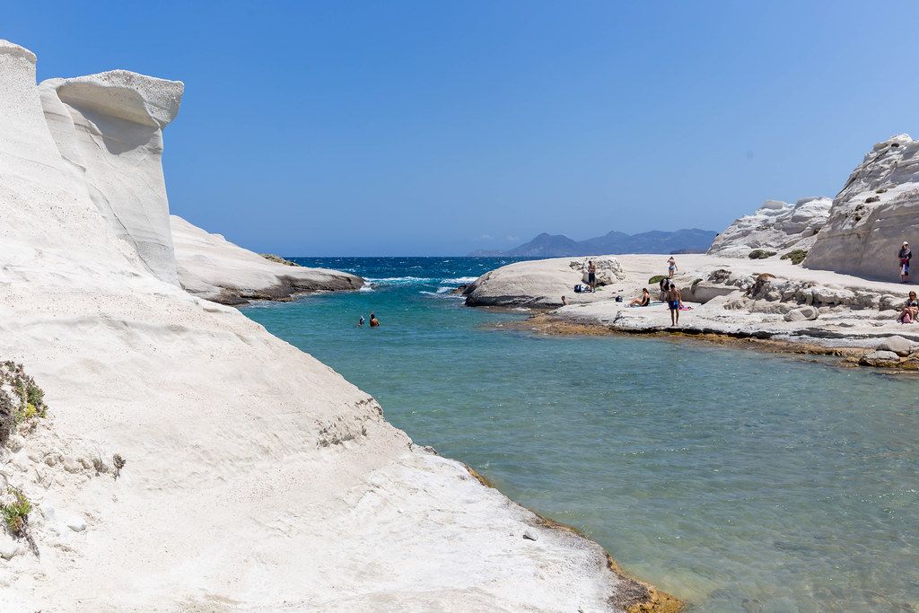 Urlaub in Griechenland in 2020: wenig Touristen am Strand in der schmalen Bucht von Sarakiniko, Milos