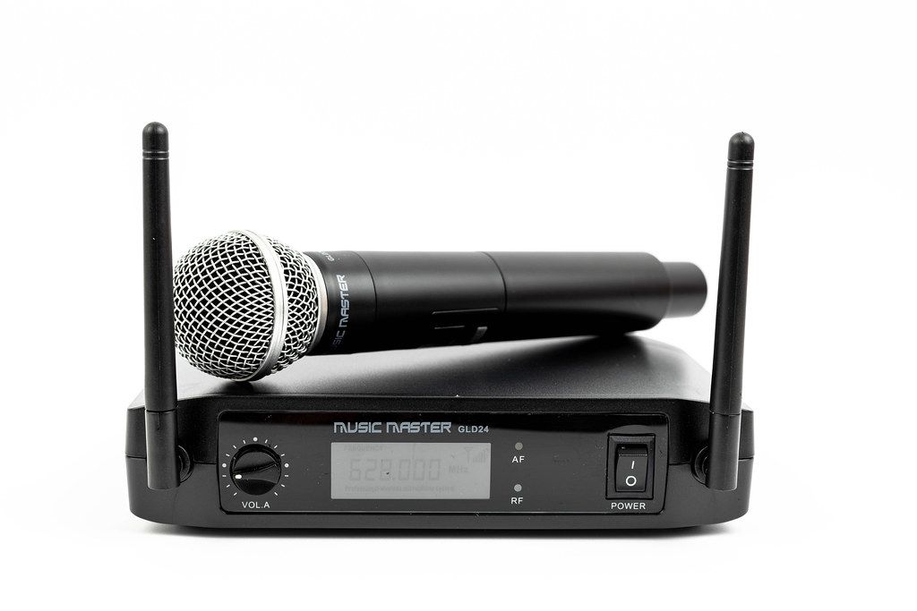 Vocal microphone with receiver with antenas above white background