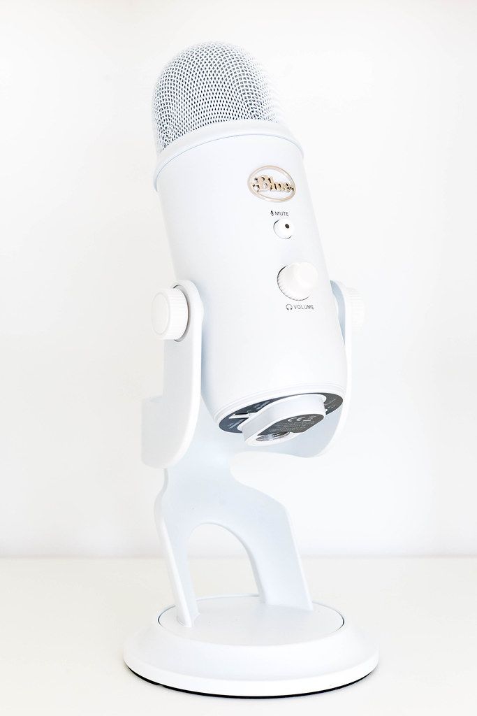 Weißes Blue Yeti USB-Mikrofon für Aufnahme und Streaming in professioneller Qualität