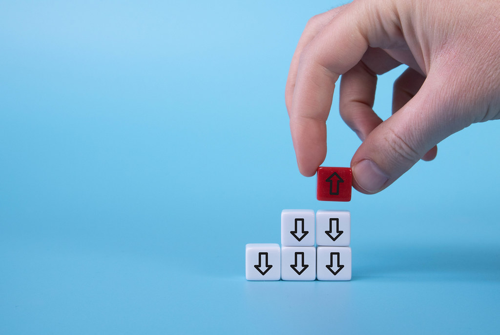 White cubes with down arrows and one red cube with arrow up