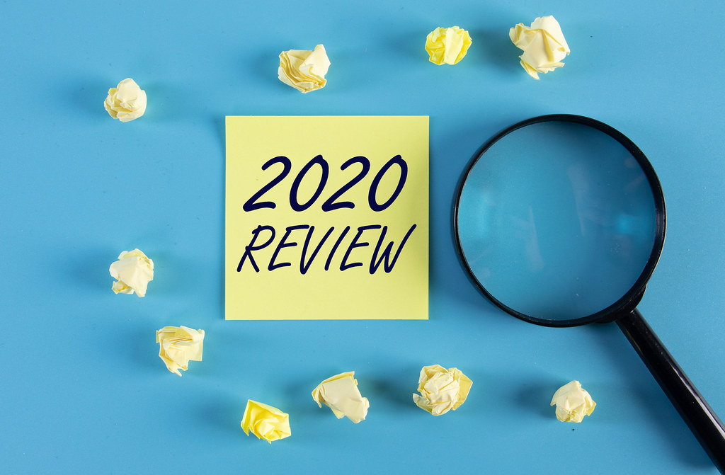 Yellow sticky note and magnifying glass with 2020 Review text