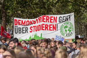 "Demonstrieren geht über Studieren" als großes Banner inmitten der Menschenmasse