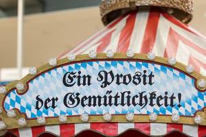 "Ein Prosit der Gemütlichkeit!" - Oktoberfestzelt-Dekoration mit Glühbirnen und bayrischen Farben