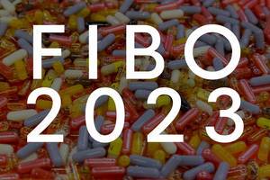 "Fibo 2023" Bildtitel mit Pillen und Kapseln im Hintergrund