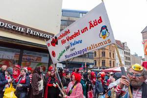 "Frohsinn for Future statt Narrenkappetalismus" - Fridays for Future Bewegung der Pappnasen-Rotschwarz beim Rosenmontagszug in Köln