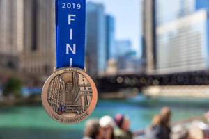 "I am a marathoner" medal with the date "10.13.2019", "Bank of America Chicago Marathon", year and "finisher" written on the ribbon, and a reproduction of buildings of Chicago