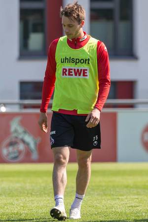 1. FC Köln Abwehrspieler Matthias Bader in Trainingsklamotten beim ersten Fußballtraining mit André Pawlak