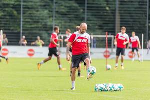 1. FC Köln Konstantin Rausch balanciert den Ball auf dem Fuß