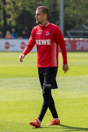 1. FC Köln Mittelfeldspieler Dominick Drexler läuft über den Fußballplatz während des ersten Trainings mit André Pawlak