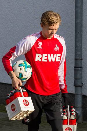1. FC Köln Spieler trägt Ball und Cola beim Training am 30.01.2018
