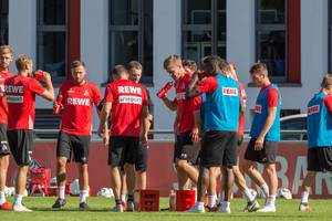 1. FC Köln Spieler trinken Wasser. Training am 12.09.2018