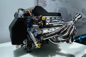 2004 – BMW P84-5 V10 Formel 1 Motor auf Display im BMW Museum München