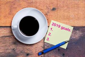 2019 Goals  - Ziele auf einer Notiz mit einer Tasse Kaffee