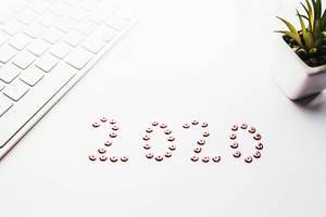 2020 geschrieben auf weißem Hintergrund mit Tastatur und Pflanze