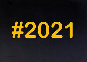 2021 mit Hashtag auf einer schwarzen Tafel geschrieben