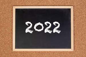 2022 auf einer schwarzen, gerahmten Tafel geschrieben