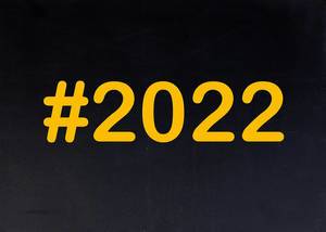 2022 mit Hashtag auf einer schwarzen Tafel geschrieben