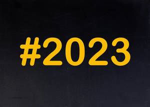 2023 mit Hashtag auf einer schwarzen Tafel geschrieben