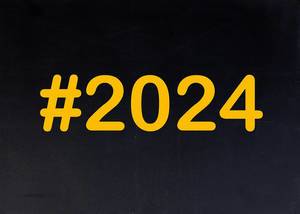 2024 mit Hashtag auf einer schwarzen Tafel geschrieben