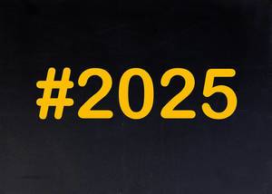 2025 mit Hashtag auf einer schwarzen Tafel geschrieben
