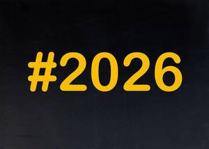 2026 mit Hashtag auf einer schwarzen Tafel geschrieben