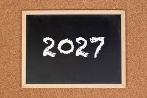 2027 auf einer schwarzen, gerahmten Tafel geschrieben