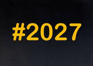 2027 mit Hashtag auf einer schwarzen Tafel geschrieben