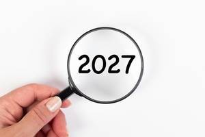 2027 unter Vergrößerungsglas mit weißer Hintergrund