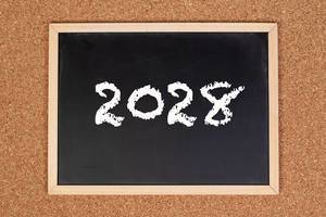2028 auf einer swarzen gerahmten Tafel geschrieben