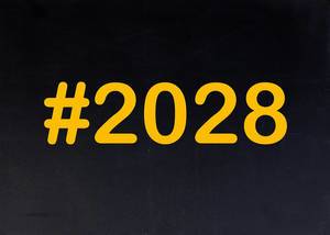 2028 mit Hashtag auf einer schwarzen Tafel geschrieben
