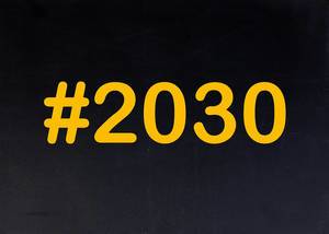 2030 mit Hashtag auf einer schwarzen Tafel geschrieben