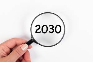 2030 unter Vergrößerungsglas mit weißer Hintergrund
