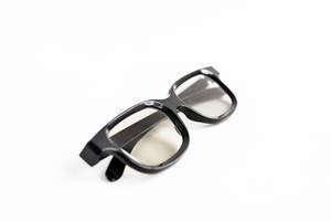 3D-Brille vor weißem Hintergrund