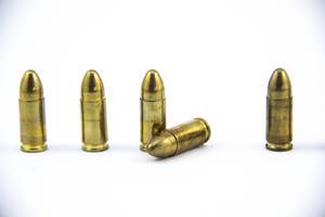 9 mm Pistolenmunition  - Patronen auf weißem Hintergrund