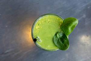 A detox smoothie with spinach, basil and ginger