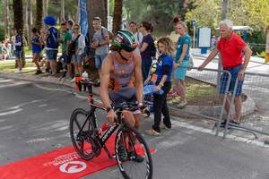 A man with the start number 101 gets upon his bike at the Challenge Triathlon in Peguera