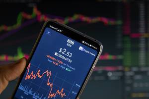 A smartphone displays the EOS market value on the stock exchange