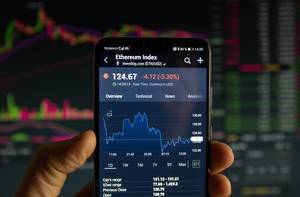 A smartphone displays the NASDAQ 100 market value on the stock exchange