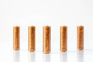AA Batterien vor weißem Hintergrund