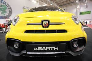 Abarth 595 Competizione in Gelb, Aufnahme von vorne beim Auto Show in Bukarest