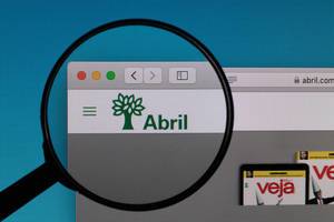 Abril logo under magnifying glass