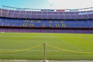 Absperrkette am Fußballfeld des Camp Nou Stadions des FC Barcelona, mit blau-lila Tribüne im Hintergrund, in Spanien