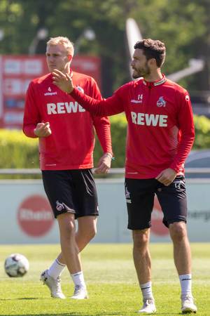 Abwehrspieler Frederik Sörensen und sein Teamkollege und Mittelfeldspieler Jonas Hector beim ersten 1. FC Köln Training mit André Pawlak