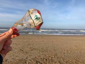 Achtlos weggeworfener Plastikmüll am Strand gefährdet Meerestiere