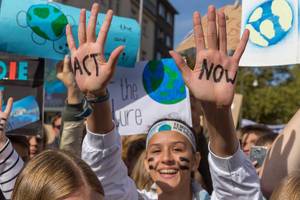 Act Now - Klimaaktivisten mit Kriegsbemalung beim Freitags-Protestzug fordern "Handel jetzt"